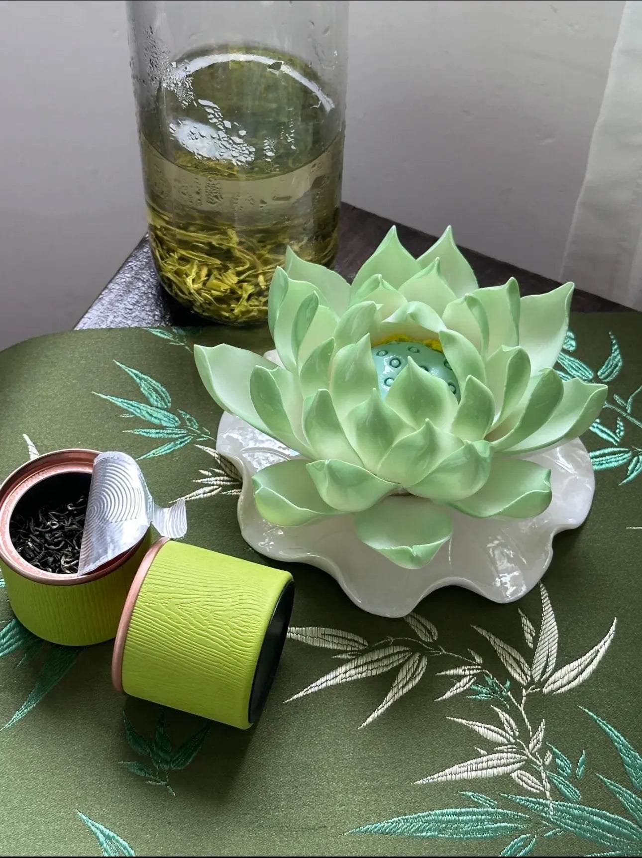 Asked about the ceramic lotus tea pet: what kind of secret does the "breathing" flower on her tea table hide?