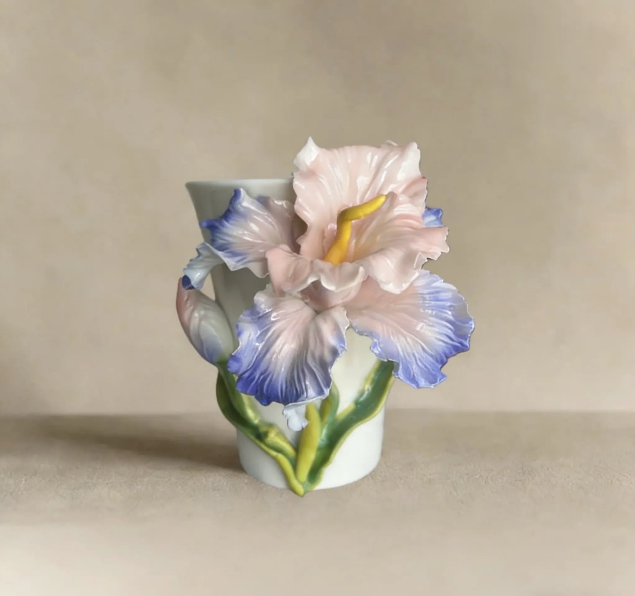 Handcrafted Ceramic Iris Mug｜Cream Glaze｜Floral Coffee Cup