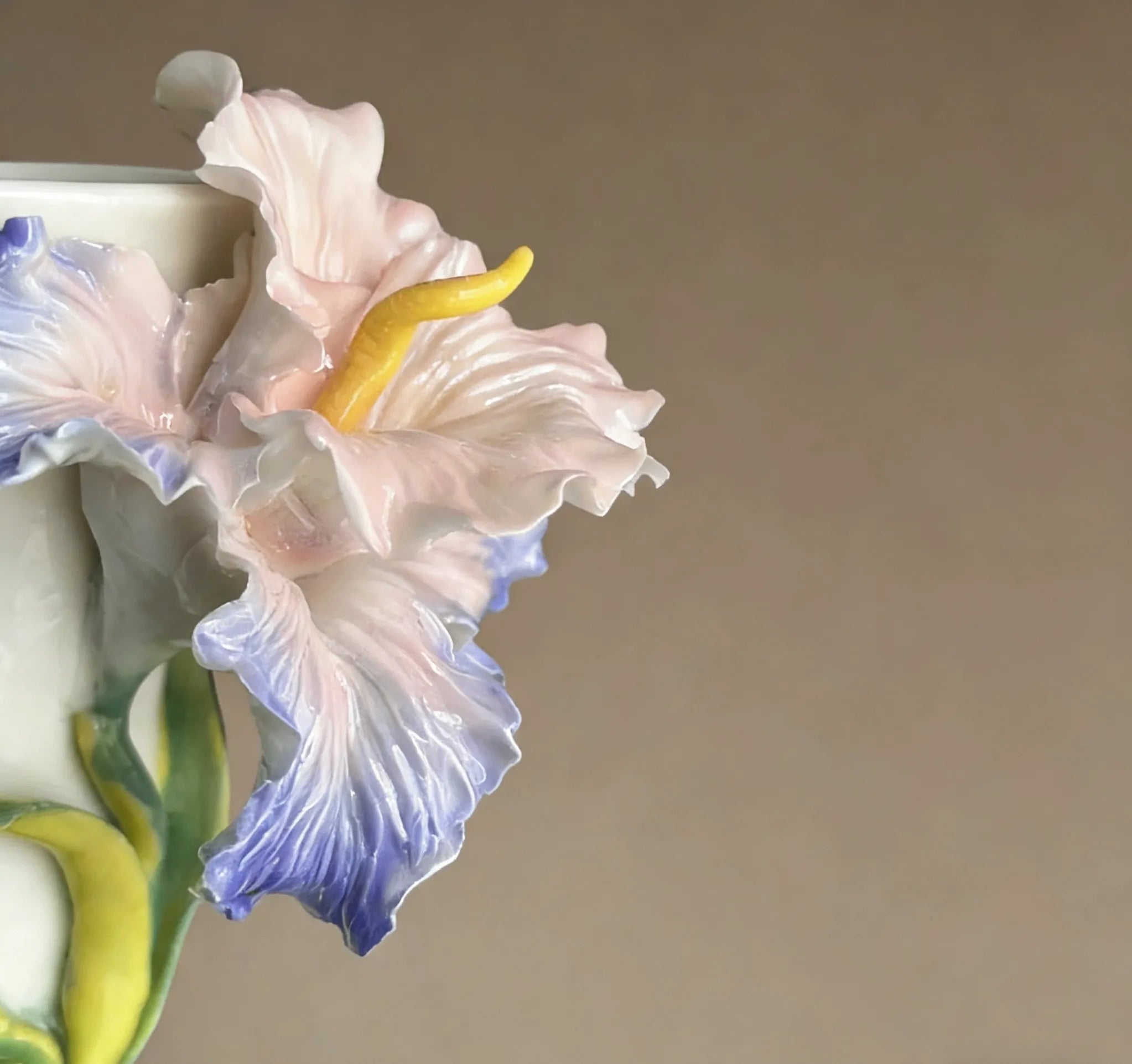 Handcrafted Ceramic Iris Mug｜Cream Glaze｜Floral Coffee Cup